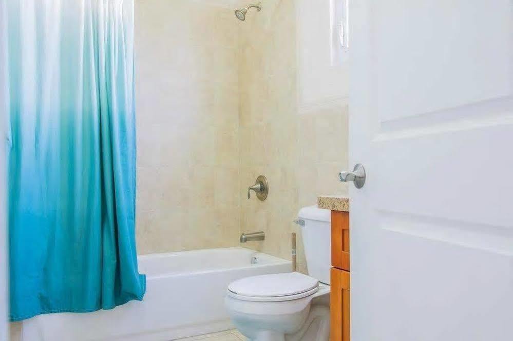 New Kingston Guest Apt At Sonoma Estate ภายนอก รูปภาพ