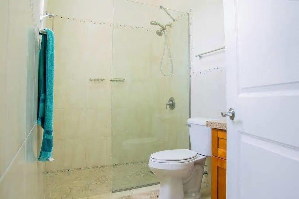 New Kingston Guest Apt At Sonoma Estate ภายนอก รูปภาพ